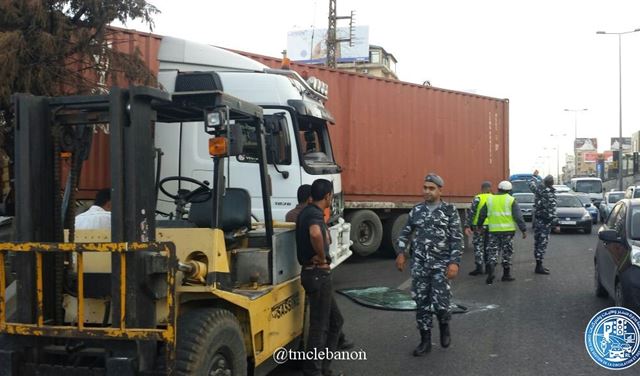 بالصور..  تصادم بين شاحنة ومركبة على اوتوستراد الذوق  بالصور..  تصادم بين شاحنة ومركبة على اوتوستراد الذوق