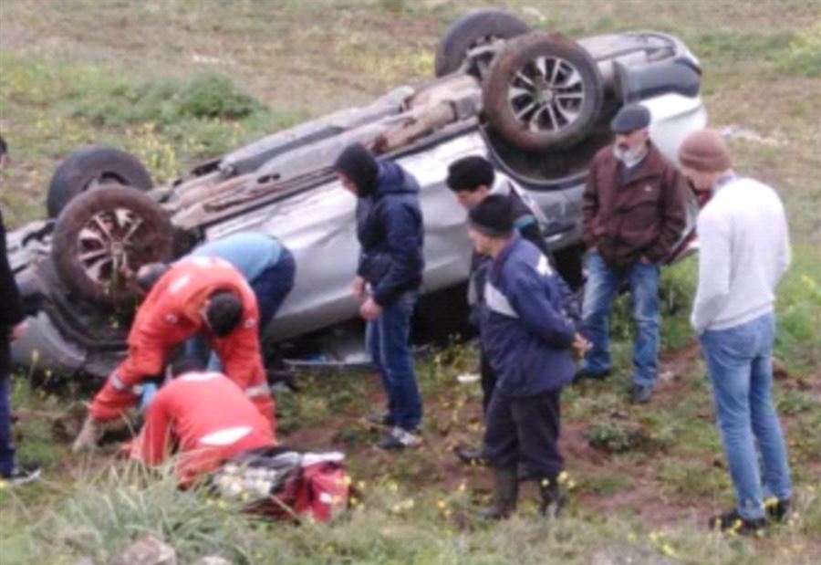 اصابة مواطنة نتيجة انقلاب سيارتها في عين تنتا