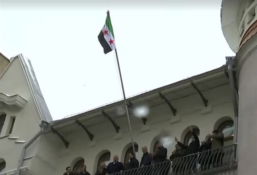 بالفيديو: رفع علم المعارضة على السفارة السورية في موسكو بالفيديو: رفع علم المعارضة على السفارة السورية في موسكو