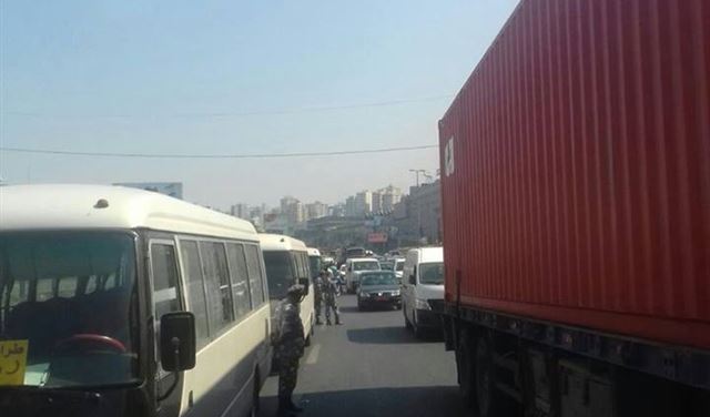 بالصور..إعتصام لأصحاب الفانات عند نفق نهر الكلب