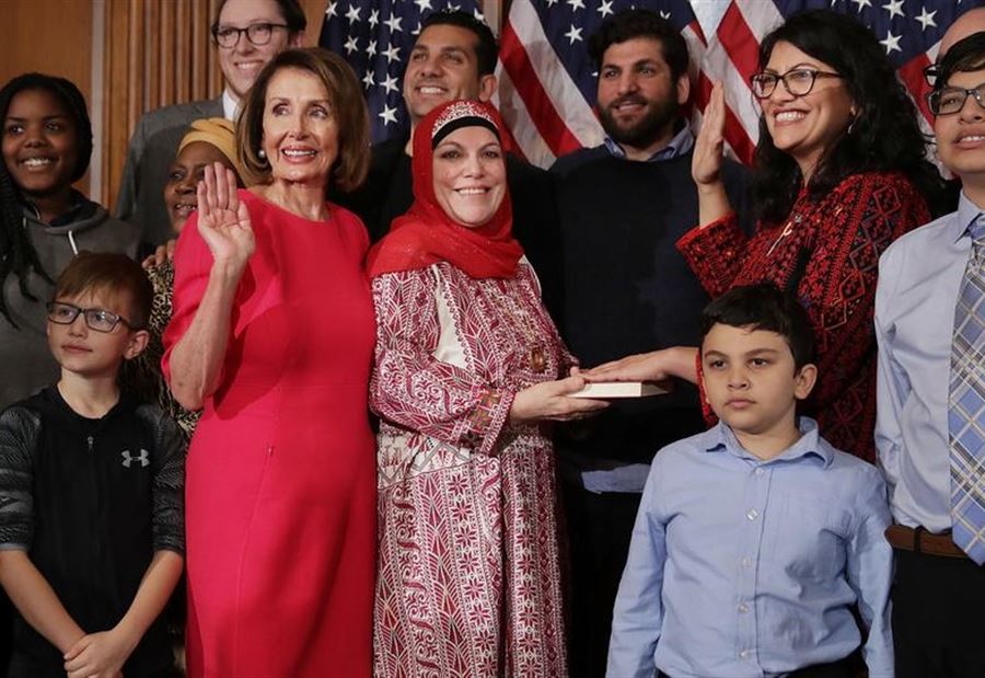 بالصور: بأول جلسة لمجلس النواب الأميركي.. ثوب فلسطيني وقرآن بالصور: بأول جلسة لمجلس النواب الأميركي.. ثوب فلسطيني وقرآن