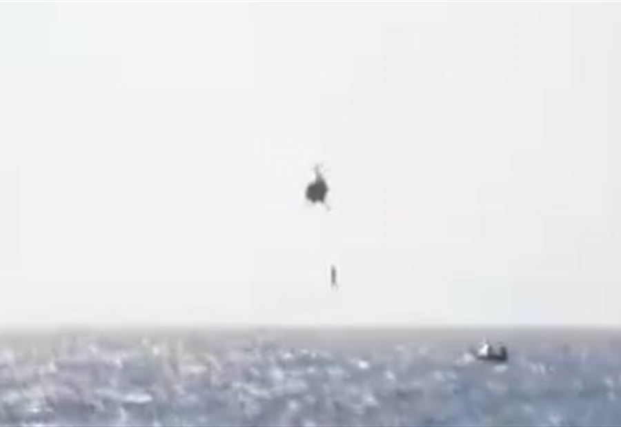 إنقاذ طاقم سفينة بعد هجوم حوثي أدى إلى 3 قتلى (فيديو) إنقاذ طاقم سفينة بعد هجوم حوثي أدى إلى 3 قتلى (فيديو)