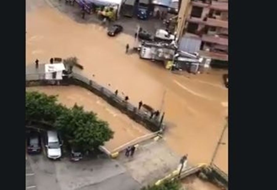 بالفيديو والصور: فيضان نهر فوار - انطلياس... والمياه تجتاح الشوارع