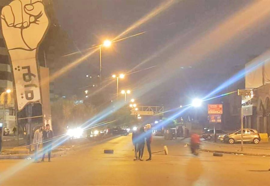 إغلاقُ مداخل ساحة النور احتجاجاً على تردي الأوضاع الاقتصادية