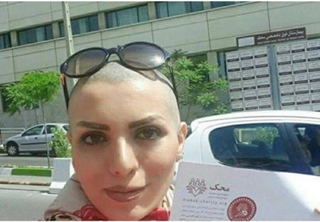 إيرانية "تحلق" شعرها للتخلص من شرطة الآداب إيرانية "تحلق" شعرها للتخلص من شرطة الآداب