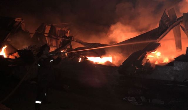 حريق داخل معمل في بر الياس  حريق داخل معمل في بر الياس