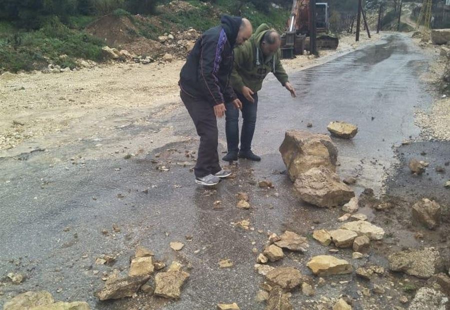 بالصورة: انهيارات تقطع طريق إيزال كفرحبو في الضنية 