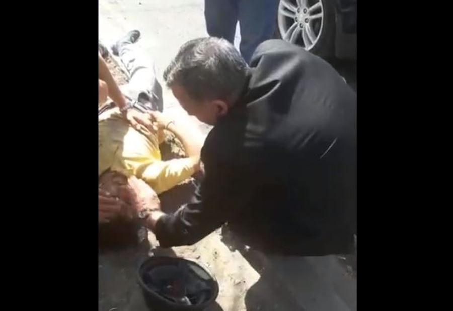 بالفيديو: وزير الصحة الأردني يسعف مواطنا في حالة طارئة بالفيديو: وزير الصحة الأردني يسعف مواطنا في حالة طارئة