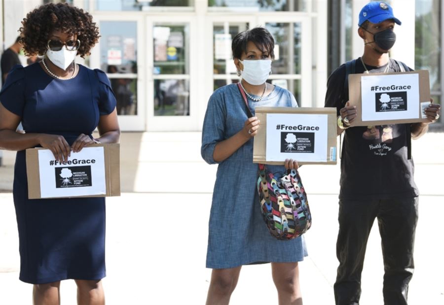 في أميركا..  اعتُقِلت بسبب واجباتها المدرسية! في أميركا..  اعتُقِلت بسبب واجباتها المدرسية!