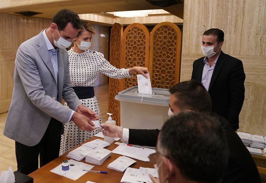 الأسد وعقيلته يدليان بصوتيهما في انتخابات مجلس الشعب 