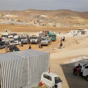 مئات النازحين يعودون إلى سوريا