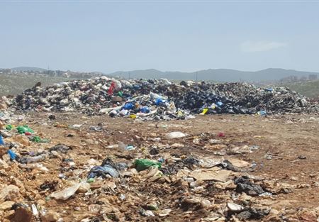 أهالي الكفور أحبطوا دخول 4 شاحنات محملة بنفايات طبية