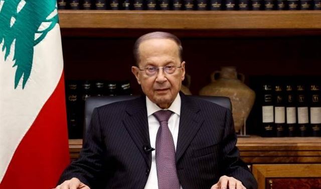 نائب مسيحي يأمر بازالة صور عون!