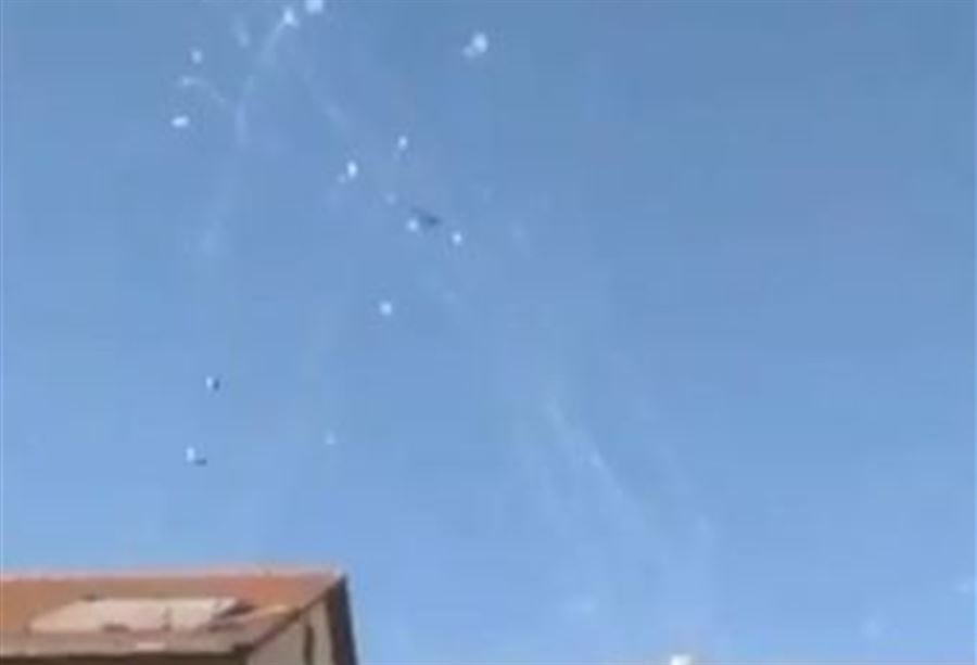 بصاروخ اُطلق من لبنان... لحظة إصابة مبنى في صفد (فيديو)