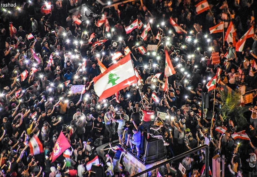 "رجل دين يوزع الأموال على المتظاهرين في  بيروت"