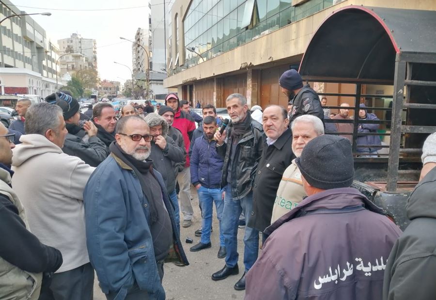 عمال بلدية طرابلس يضربون عمال بلدية طرابلس يضربون