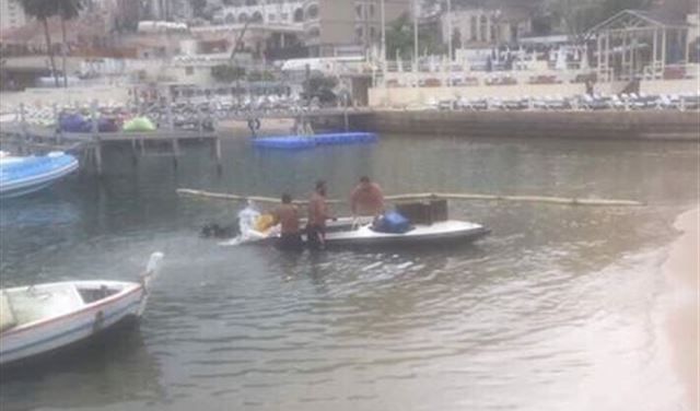 بالصور.. انتشال زورق سياحي كان قد غرِقَ في جونية
