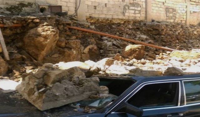 بالصورة.. انهيار جدار على السيارات في بخعون 