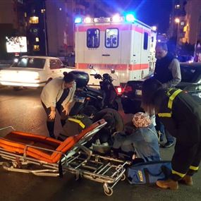 بالصورة: جريحة اثر انزلاق دراجتها النارية على جسر سليم سلام