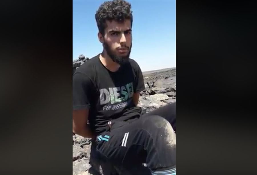 بالفيديو والصور: داعش يُعدم أحد رهائن السويداء ذبحًا