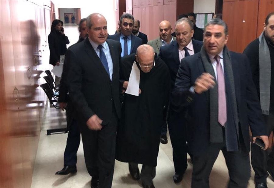 بالفيديو: قاضٍ يُخرج محامٍ مسنّ من المحكمة... والنقيب "ينتفض"