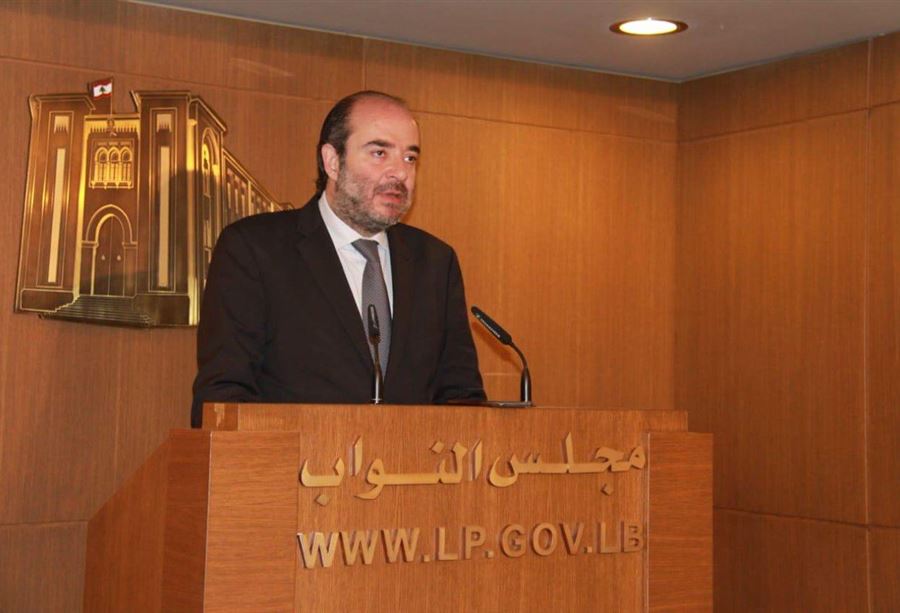 عقيص و"مشاهدات نائب جديد"