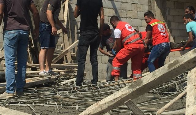 بالصور: 4 جرحى في انهيار سقف مبنى قيد الإنشاء