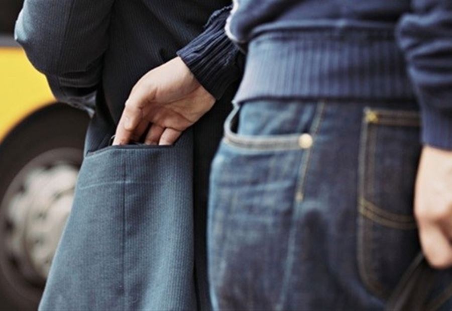 تعرض للنشل أمام متجره في صور 