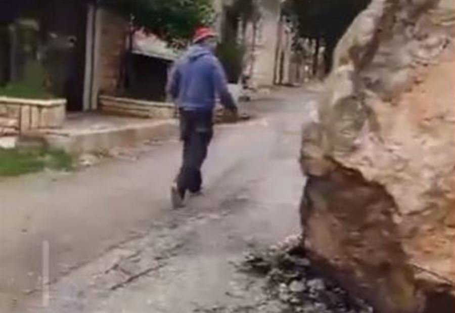 بالفيديو: انهيار صخور "ضخمة" في الضنية جراء العاصفة 