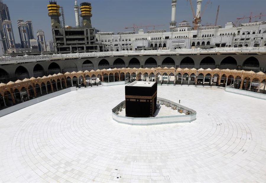 تعليق الاعتكاف والتراويح بالحرمين في رمضان