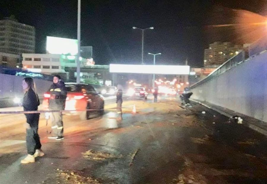بالصور: تسرب مادة المازوت على طريق نفق المطار بالصور: تسرب مادة المازوت على طريق نفق المطار