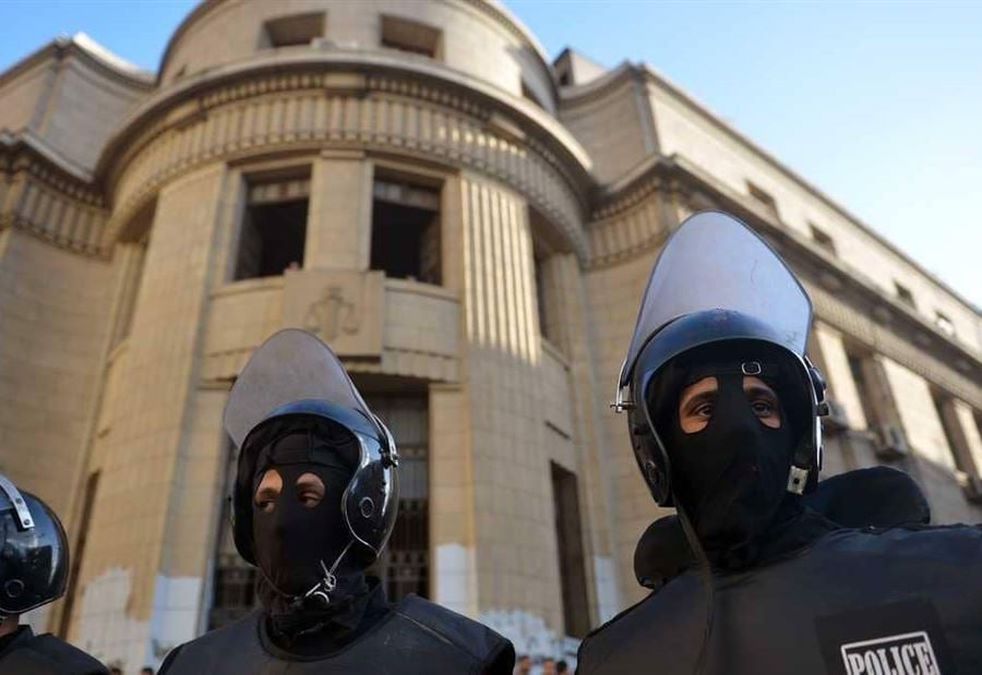 الإعدام لشرطي قتل قبطيا ونجله أمام الكنيسة في مصر 