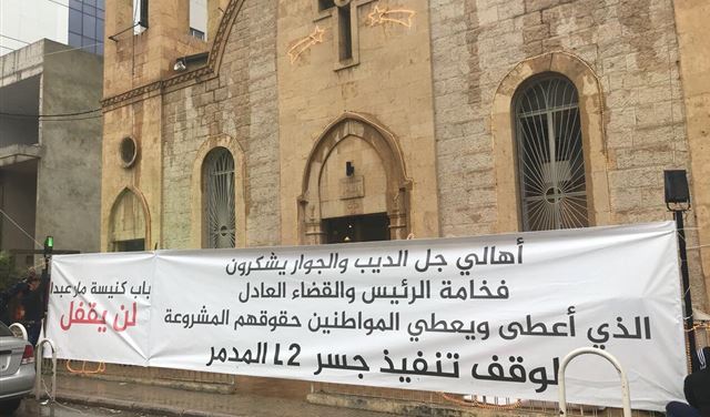 بالفيديو.. رئيس بلدية جل الديب ينزع يافطات شكر لرئيس الجمهورية 