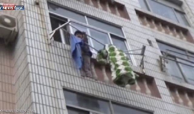 على طريقة السينما.. حبل غسيل ينقذ طفلة من موت محقق على طريقة السينما.. حبل غسيل ينقذ طفلة من موت محقق