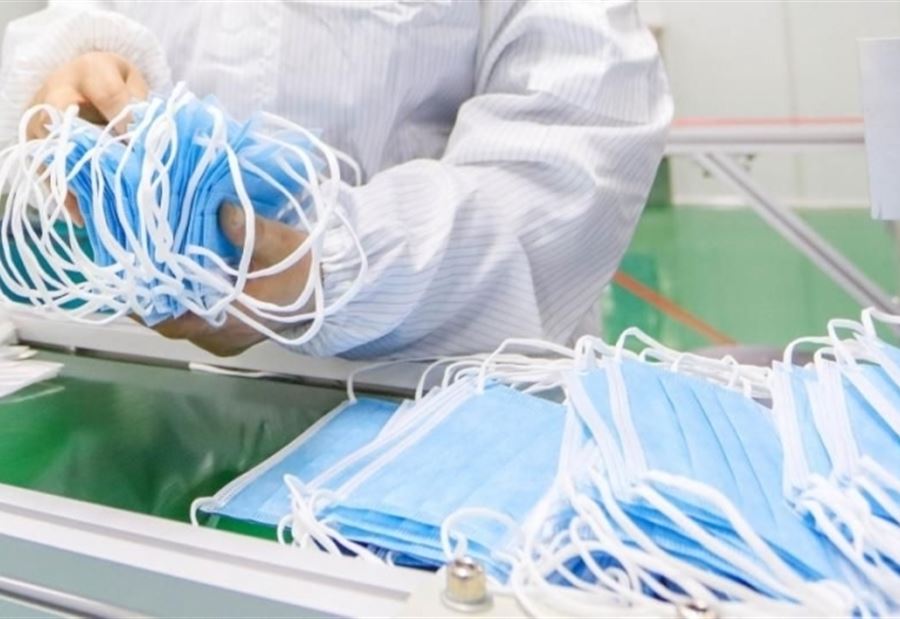 "الصناعة" تُذكّر بتسجيل مصانع الكمامات والـ"PPE" 