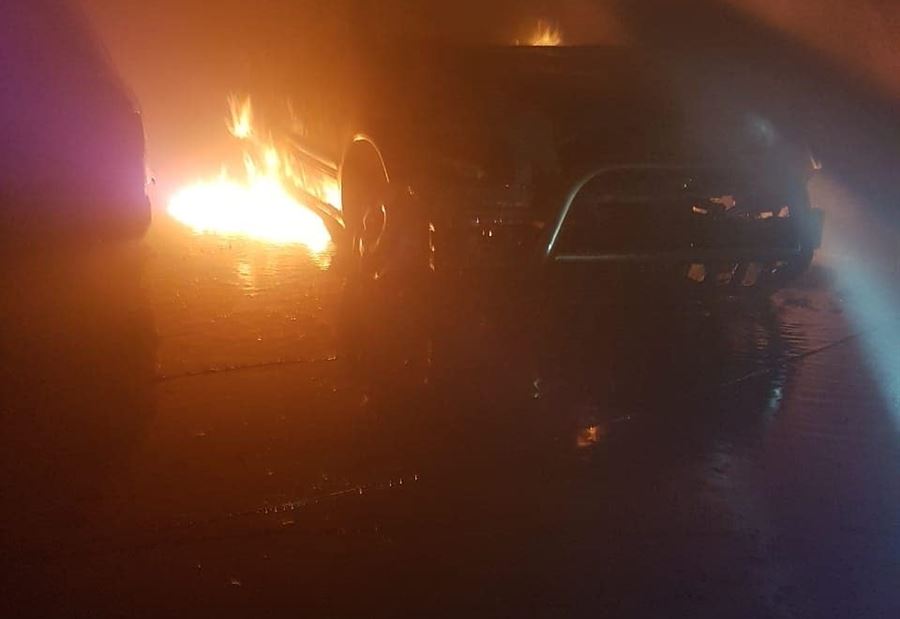 بالصور: حريق سيارتين في موقف مبنى ببصاليم بالصور: حريق سيارتين في موقف مبنى ببصاليم