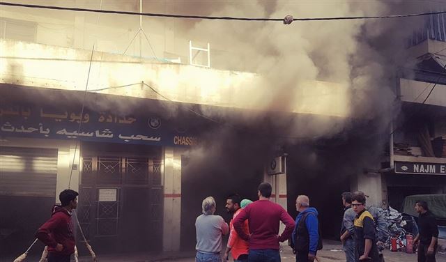 بالصور.. حريق داخل كاراج في الدكوانة بالصور.. حريق داخل كاراج في الدكوانة