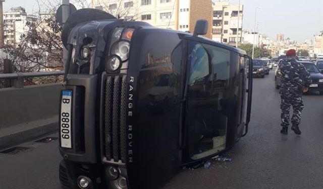 بالصور.. تدهور سيارة على جسر برج حمود- الأشرفية