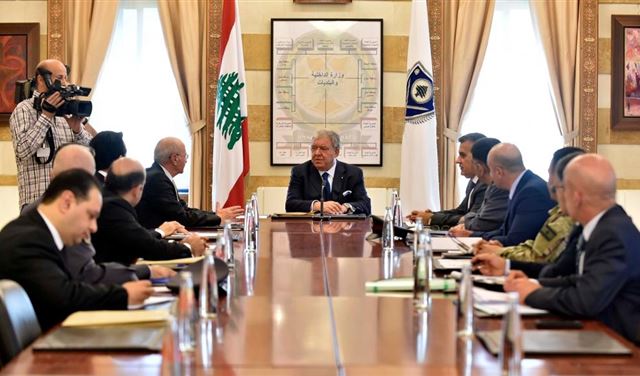 المشنوق يطلب التشدّد في مكافحة الرشاوى الانتخابية