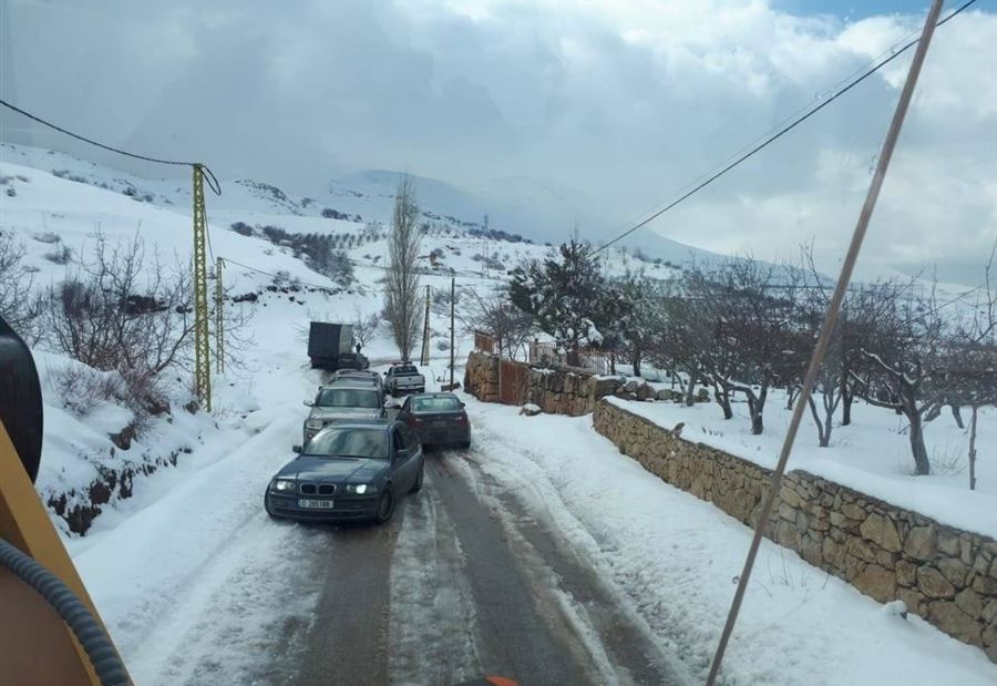 بالصور: سحب سيارات احتجزها الجليد على طريق كفرسلوان 