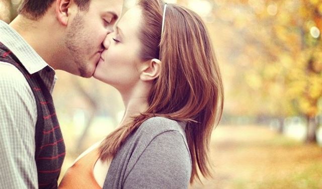 دراسة: القبلة تقلل من الإحساس بالألم