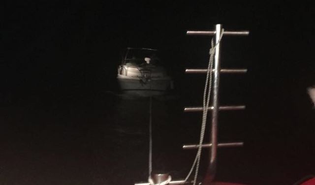 بالصور.. سحب زورق سياحي في السعديات بالصور.. سحب زورق سياحي في السعديات