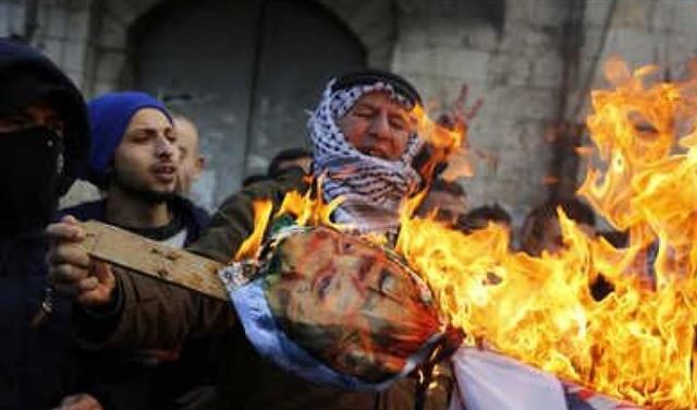 مسيرات ومواجهات في الأراضي الفلسطينية احتجاجا على قرار ترامب