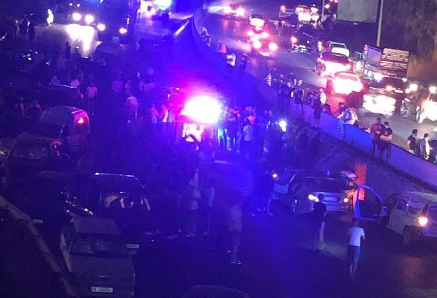 بالصور والفيديو: كارثة على اوتوستراد الجية 9 جرحى في تصادم 40 سيارة!