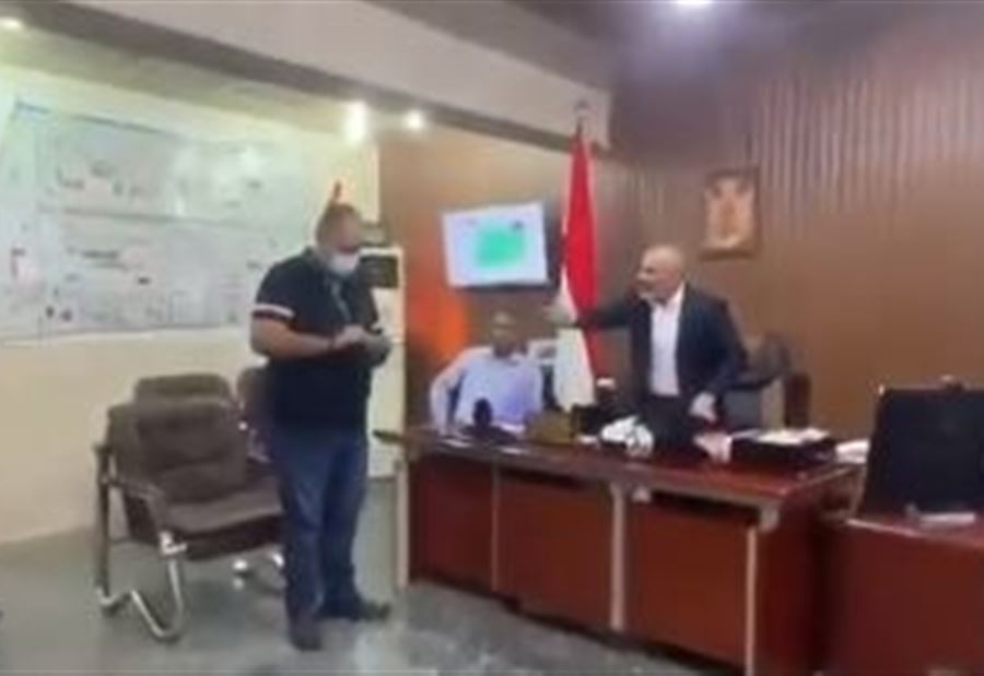 بالفيديو: نائب عراقي يعتدي على مدير بلدية وموظفيه بالفيديو: نائب عراقي يعتدي على مدير بلدية وموظفيه