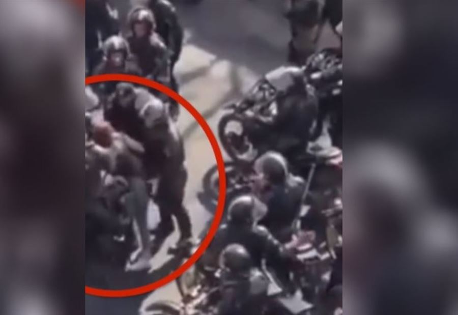 الغضب يتصاعد في إيران... بالفيديو: شرطي يمسك شابة بطريقة غير لائقة
