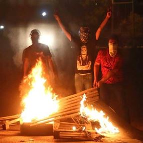 ملثمون يشعلون النيران في مبنى مديريات البصرة