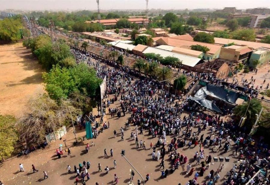 السودان يستعد لجمعة استثنائية.. والشعار "تسقط تاني" السودان يستعد لجمعة استثنائية.. والشعار "تسقط تاني"