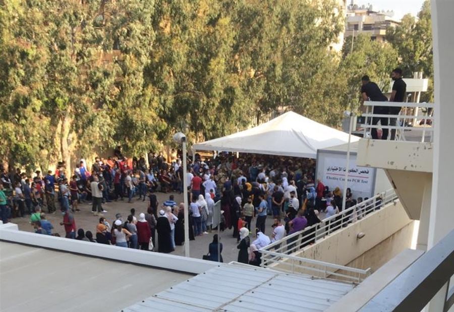 زحمةٌ أمام مستشفى الحريري.. ومناشدة لوزير الصحة  زحمةٌ أمام مستشفى الحريري.. ومناشدة لوزير الصحة