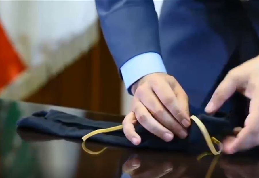 بالفيديو: صناعة "كمامة" بالمنزل